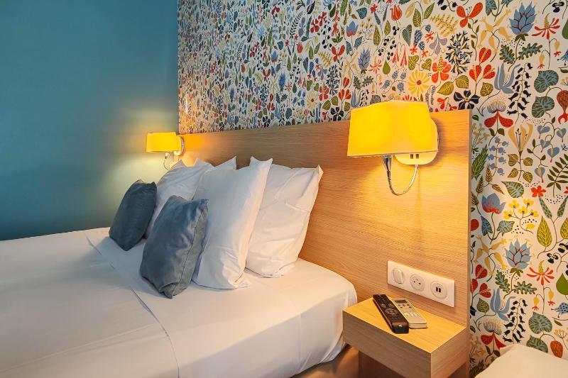 Small Family Room - Courtyard View image 4