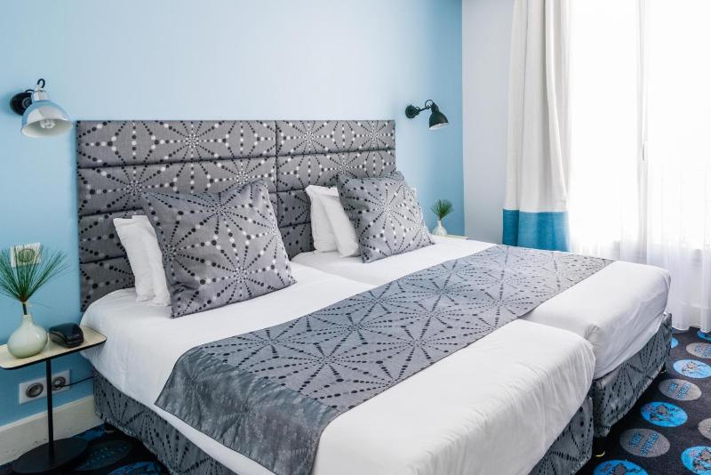 Standard Twin Room image 3