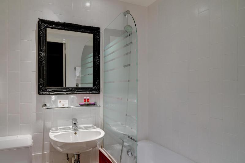 Superior Twin Room image 3