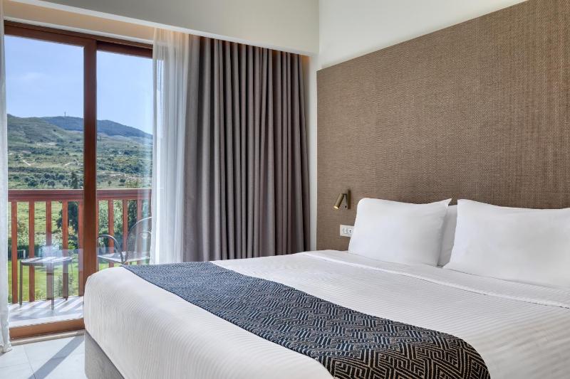 Twin Room with Garden View image 3