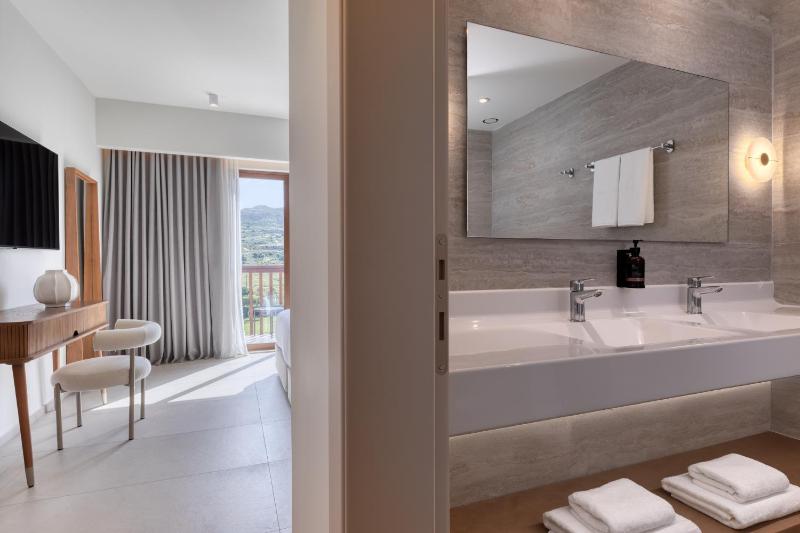 Twin Room with Garden View image 4
