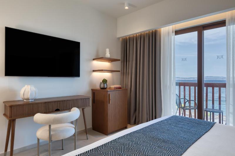 Double Room with Sea View image 3