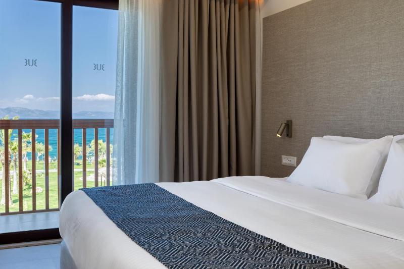Double Room with Sea View image 4