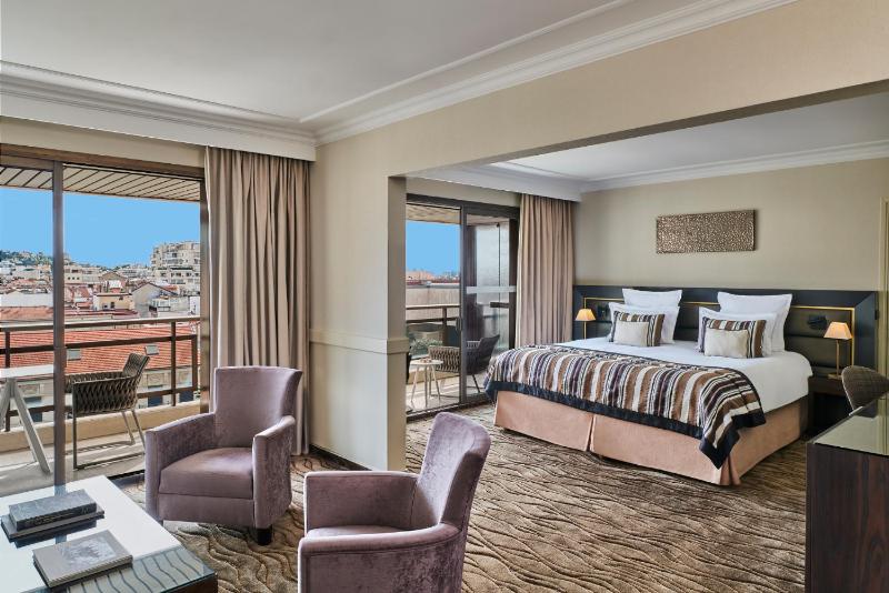 Deluxe Suite with Terrace image 3