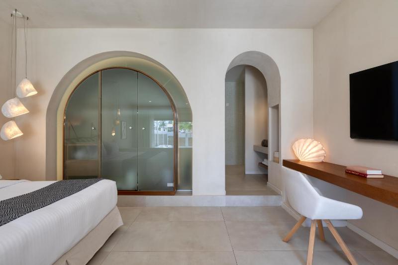 Superior Suite with Hot Tub image 4