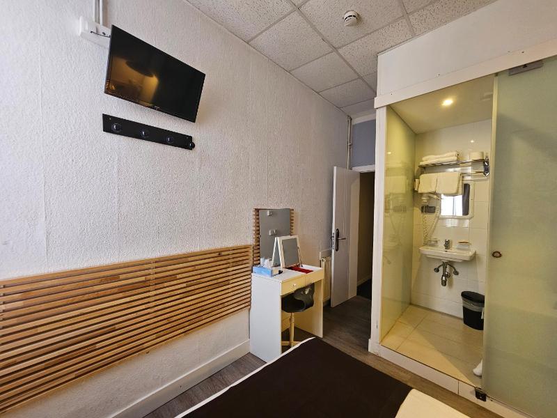 Double Room with Balcony image 3