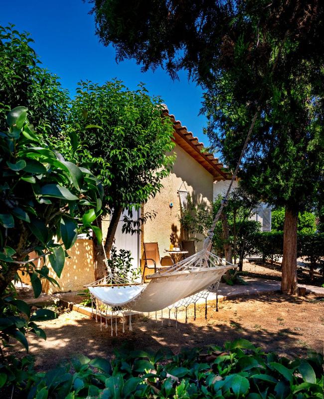 Bungalow with Garden View image 1