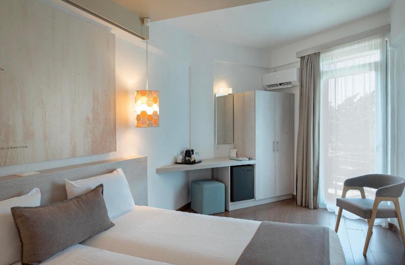 Twin or Double Room with Garden View image 3