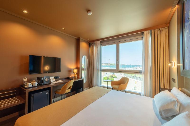 Twin Room with Sea View image 4