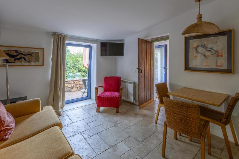 One-Bedroom Apartment image 4