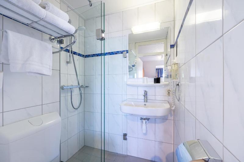 Standard Twin Room image 2