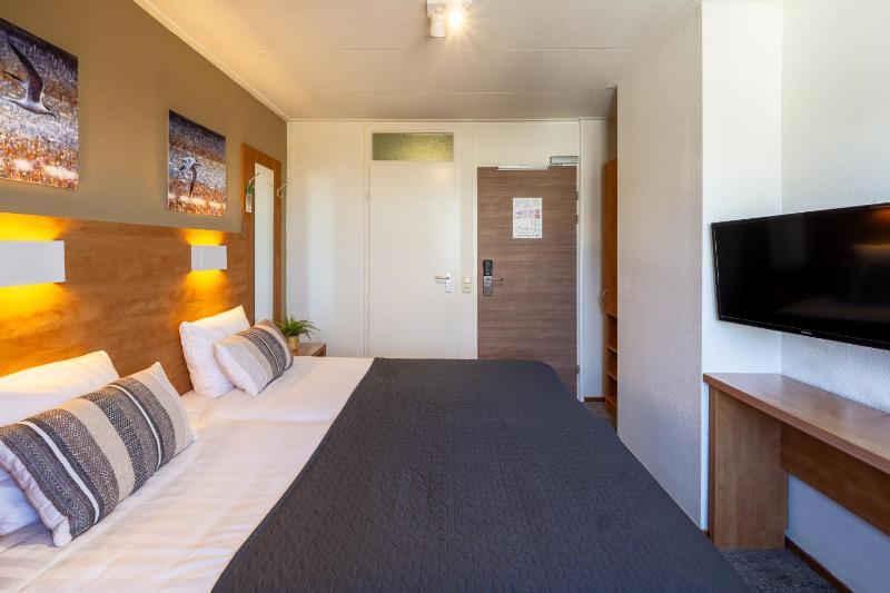 Standard Twin Room image 3