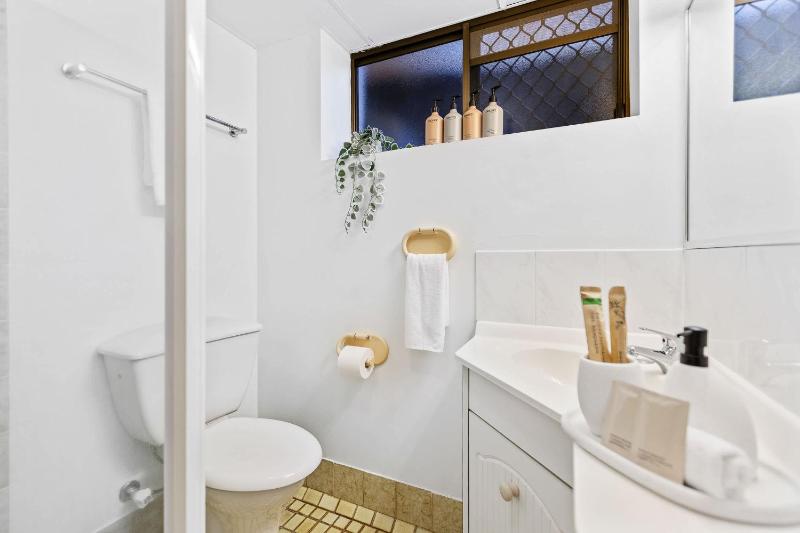 Rainforest and Reef Retreat Esplanade Ground Floor Apartment - image 16