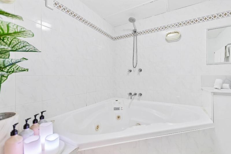 Rainforest and Reef Retreat Esplanade Ground Floor Apartment - image 6