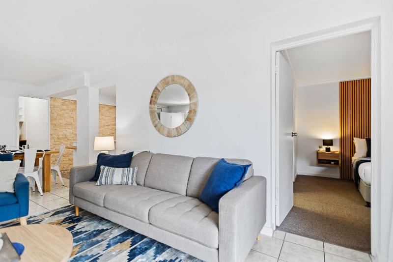 Rainforest and Reef Retreat Esplanade Ground Floor Apartment - image 7