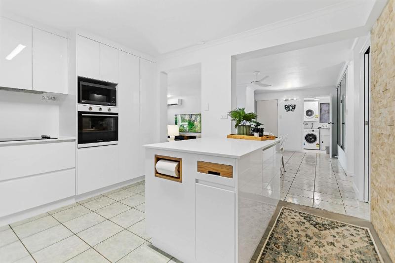 Rainforest and Reef Retreat Esplanade Ground Floor Apartment - image 14