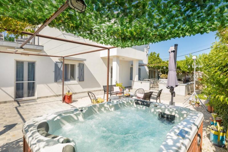 Holiday home Dioniza by Villsy- with private pool and jacuzzi - image 11
