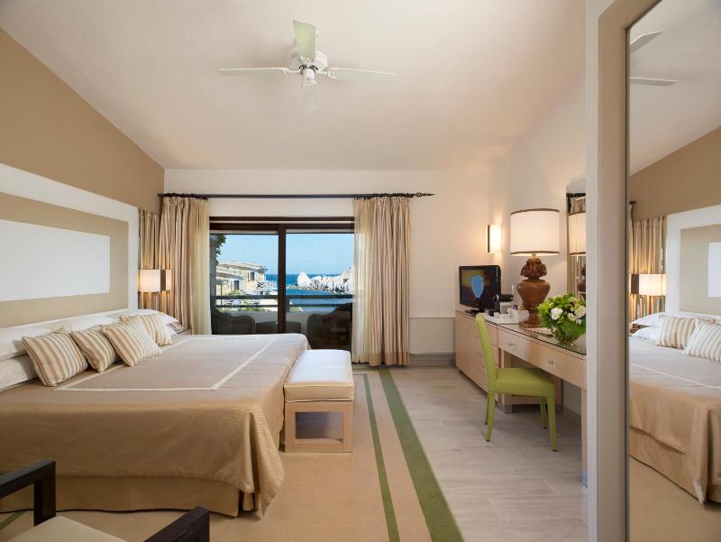 Deluxe Double Room with Balcony and Sea View image 1