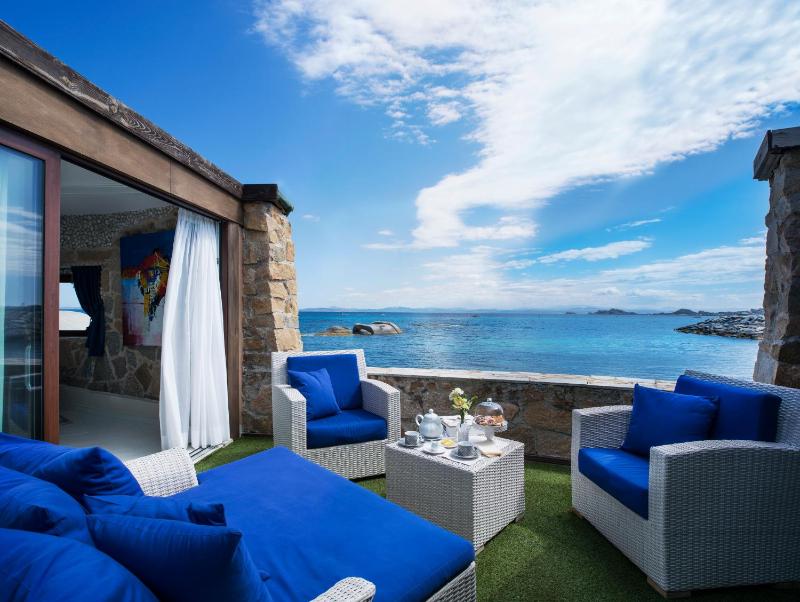 Deluxe Suite with Terrace and Sea View image 3