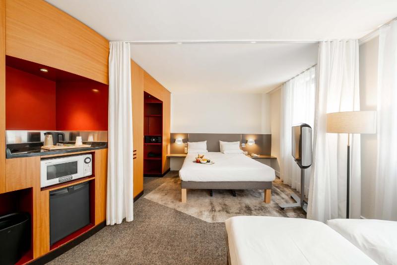 Superior Suite with queen bed and 2 single bed Â  image 2