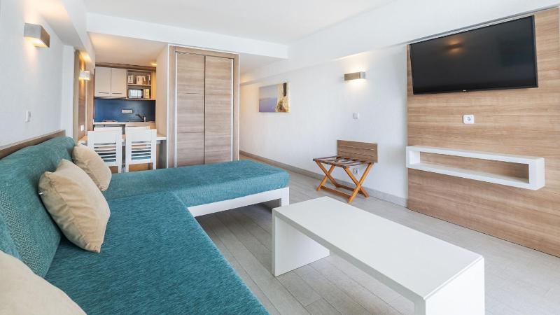 One-Bedroom Apartment with Sea View (4 Adults) image 3