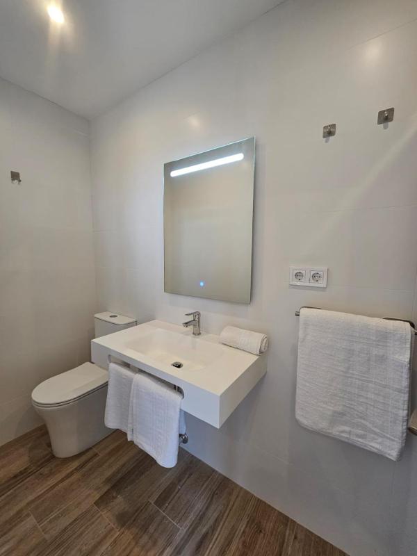 Double Room with Sea View image 2