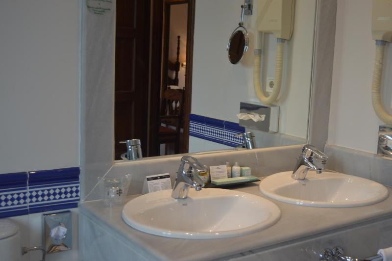 Standard Double Room image 4