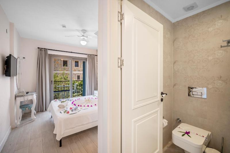 Double Room with Balcony image 1