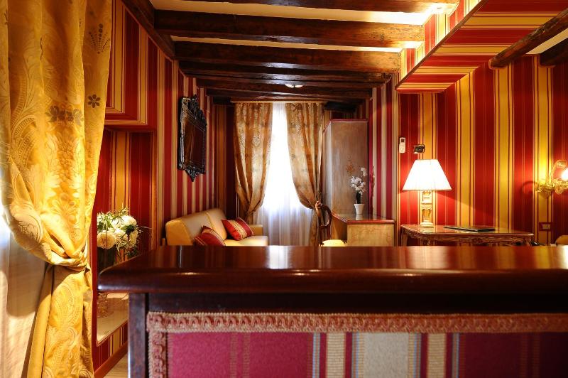 Deluxe Double or Twin Room image 3