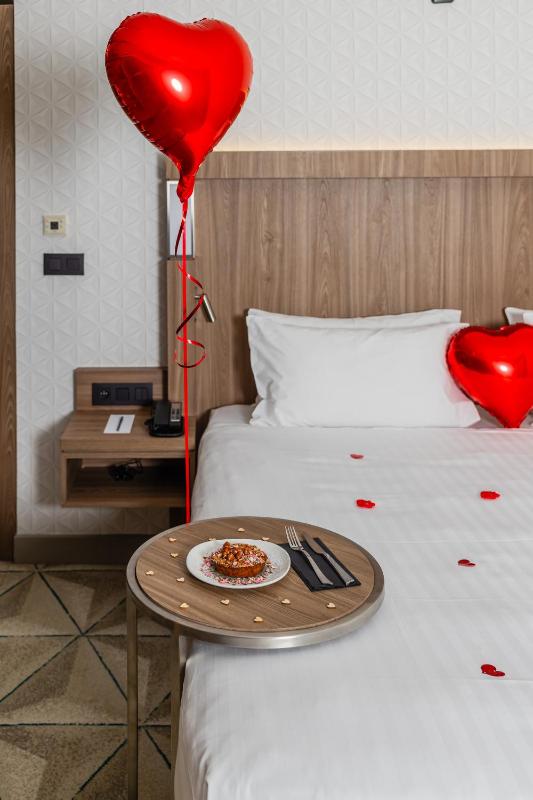 Premium Twin Room image 4