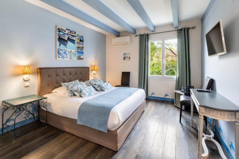 Classic Double Room image 4