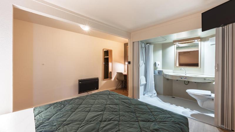 Standard Room - 1 Queen Bed image 2
