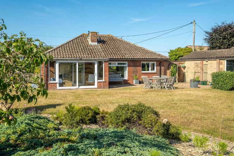 18 Linden Road - sleeps 5 - Less than a mile from the Aldeburgh Beach and a Vibrant High Street - image 5