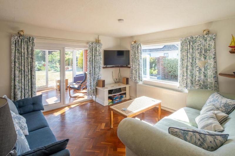 18 Linden Road - sleeps 5 - Less than a mile from the Aldeburgh Beach and a Vibrant High Street - image 11