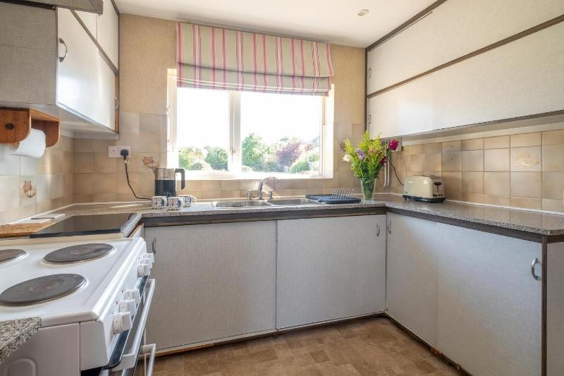 18 Linden Road - sleeps 5 - Less than a mile from the Aldeburgh Beach and a Vibrant High Street - image 19