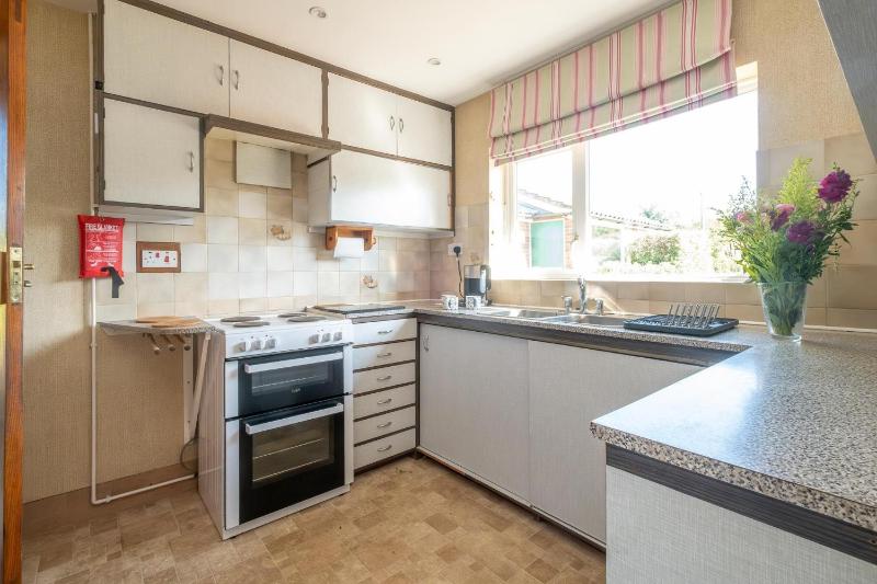 18 Linden Road - sleeps 5 - Less than a mile from the Aldeburgh Beach and a Vibrant High Street - image 12