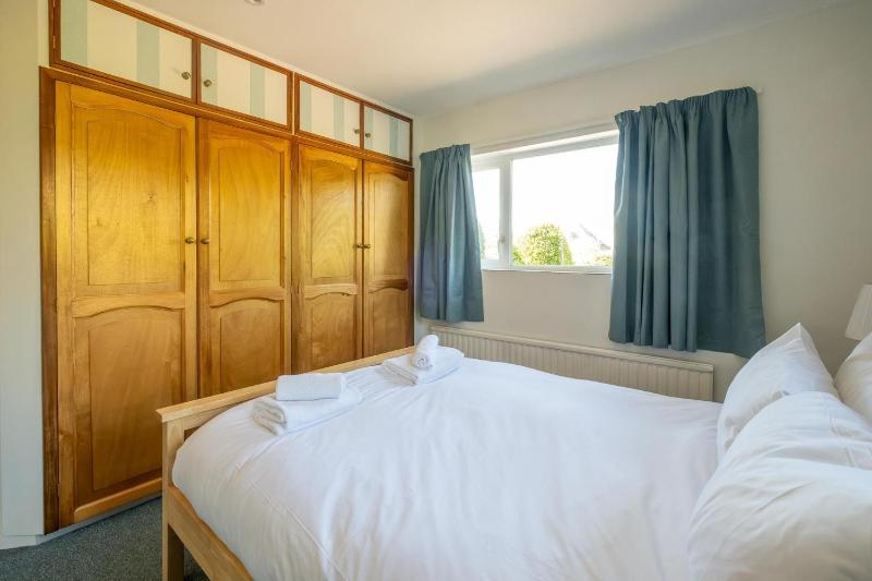 18 Linden Road - sleeps 5 - Less than a mile from the Aldeburgh Beach and a Vibrant High Street - image 2