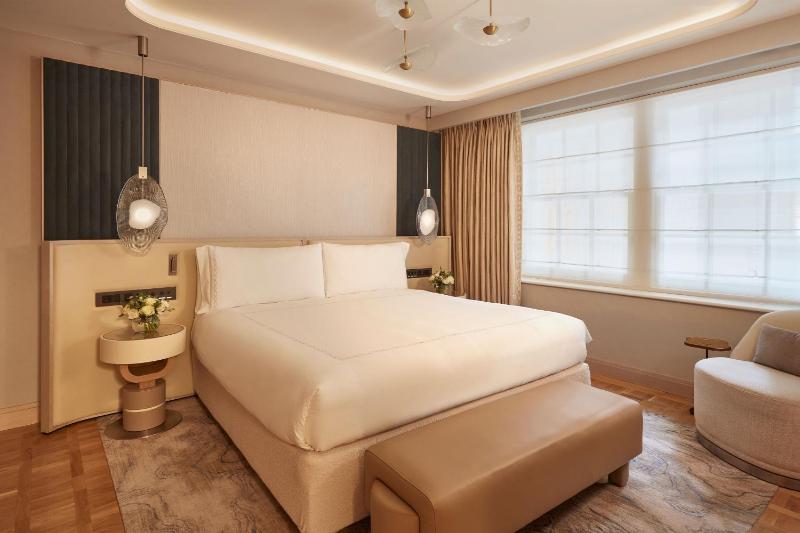 Claridge’s Room image 3