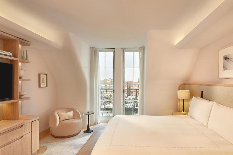 Mayfair Balcony Room image 3