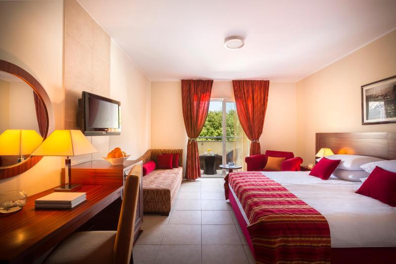 Superior Triple Room image 1
