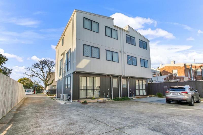 Central Modern Duplex Home near Cornwall Park - image 13