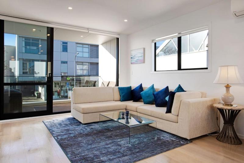 Central Modern Duplex Home near Cornwall Park - image 3