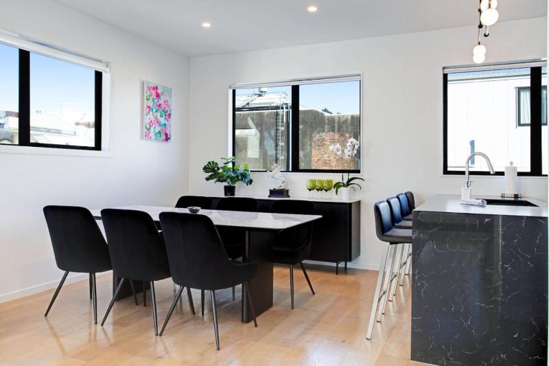 Central Modern Duplex Home near Cornwall Park - image 2
