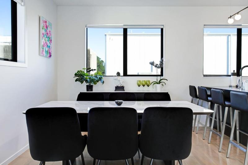 Central Modern Duplex Home near Cornwall Park - image 10