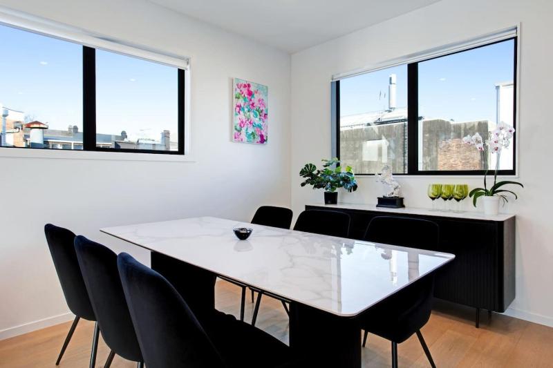 Central Modern Duplex Home near Cornwall Park - image 12