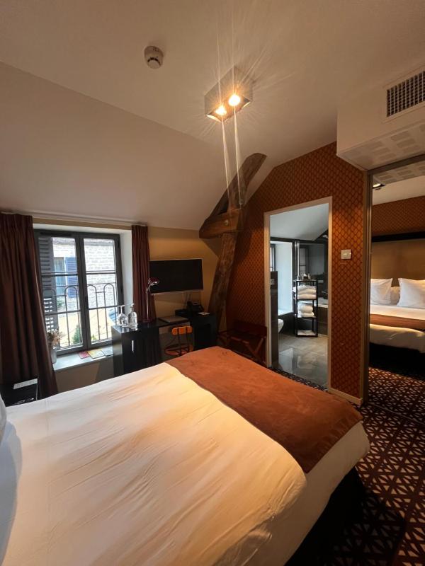 Small Double Room image 4