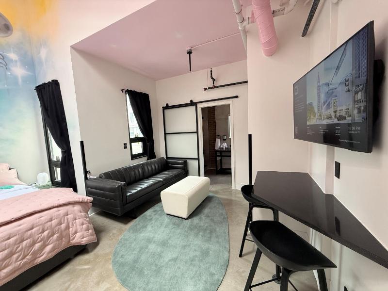 BIG little Hotel - image 2