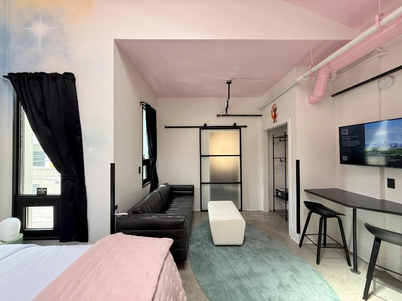 BIG little Hotel - image 19