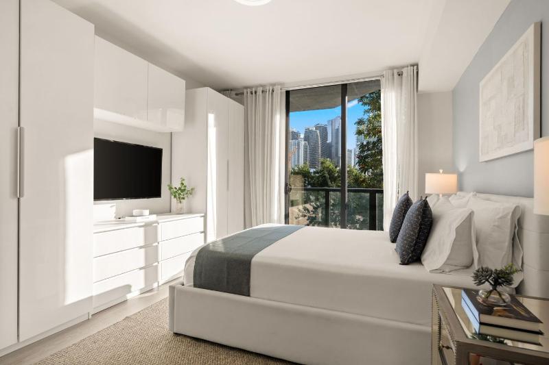 Designer Living in Brickell - image 15