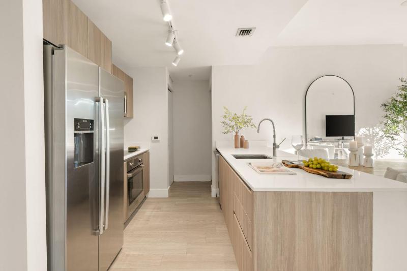 Designer Living in Brickell - image 6